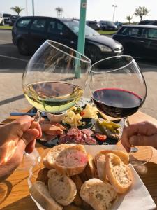 two glasses of wine and a plate of food at Appartement moderne à Saint-Hilaire-de-Riez de 51 m² avec balcon in Saint-Hilaire-de-Riez