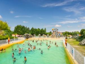 a group of people in the water at a water park at Appartement moderne à Saint-Hilaire-de-Riez de 51 m² avec balcon in Saint-Hilaire-de-Riez +13 photos