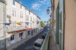 a city street with cars parked on the street at Les Suites de Bellac in Bellac