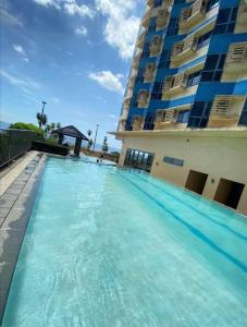 Bazén v ubytování UrbanhavenCozyFamilybedroom nebo v jeho okolí