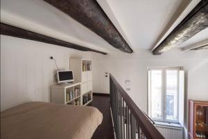 Ένα ή περισσότερα κρεβάτια σε δωμάτιο στο Downtown loft in Naples