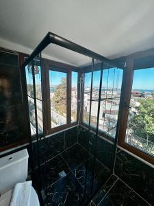 bagno con doccia e finestre in vetro di LElLl HAGİA SOFİA OTEL a Istanbul Altre 42 foto