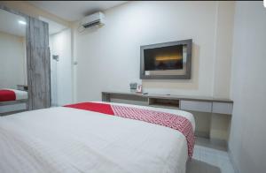 Postel nebo postele na pokoji v ubytování Residence Khoe Tanjung Duren