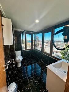 un bagno con un water e un lavandino di LElLl HAGİA SOFİA OTEL a Istanbul