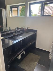 a bathroom with two sinks and a large mirror at Værelse med ekstra børne indkvartering in Brøndby Strand
