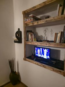 a tv sitting on a shelf in a living room at BOB HOUSE - Il Bellantonio in I Prati