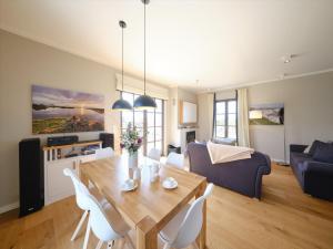 Istumisnurk majutusasutuses Reetland am Meer Premium Reetdachvilla mit 3 Schlafzimmern, Sauna und Kamin H11