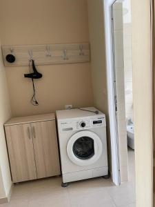 a washer and dryer in a small room at Lindita Vila Vlora in Vlorë