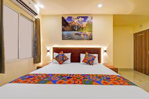 Ένα ή περισσότερα κρεβάτια σε δωμάτιο στο FabHotel RJ - Nr Patliputra Railway Station