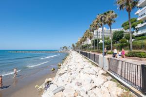 Gente caminando por la playa cerca del océano en In front of SEA & CENTER, en Marbella