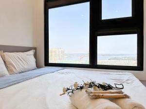 - un lit avec des fleurs et une fenêtre dans l'établissement Shi House -Studios Building GH2 Right at Vincom Q9, à Long Bình 43 autres photos