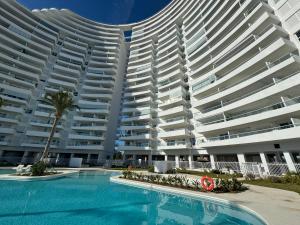 un grande condominio con piscina di fronte di Gran Canet Salva, moderno apartamento con terraza y vistas al mar a Canet de Berenguer