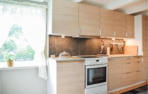 Η κουζίνα ή μικρή κουζίνα στο Beautiful Home In Sveio With Wifi +4 φωτογραφίες