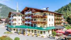 Nespecifikovaný výhled na hory nebo výhled na hory při pohledu z hotelu