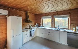 Η κουζίνα ή μικρή κουζίνα στο Amazing Home In Hatlestrand With Wifi
