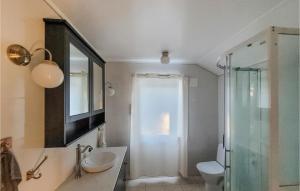 Ένα μπάνιο στο Amazing Home In Hatlestrand With Wifi