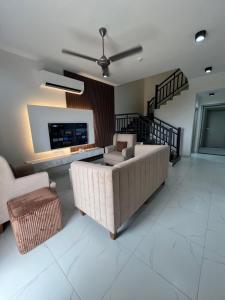 Posezení v ubytování Murooj AlZain 3BR Modern Apt with private Rooftop