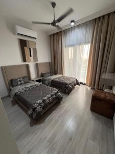 Postel nebo postele na pokoji v ubytování Murooj AlZain 3BR Modern Apt with private Rooftop