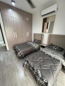 Postel nebo postele na pokoji v ubytování Murooj AlZain 3BR Modern Apt with private Rooftop