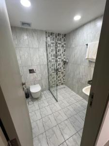 Koupelna v ubytování Murooj AlZain 3BR Modern Apt with private Rooftop