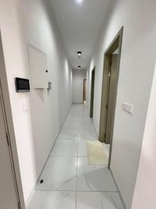 Fotografie z fotogalerie ubytování Murooj AlZain 3BR Modern Apt with private Rooftop v destinaci Daḩārīz