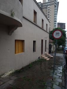 a speed limit sign in front of a building at AP, ótima localização e ótimo custo in Passo Fundo