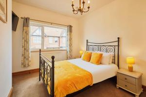 Gallery image of Cromwell House, Sleeps 8, Central Location in Filey