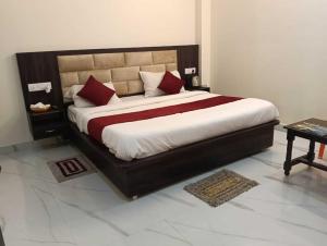 Posteľ alebo postele v izbe v ubytovaní Hotel Nandan - 800 Metres Away From Ram Mandir Ayodhaya