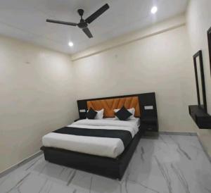 Posteľ alebo postele v izbe v ubytovaní Hotel Nandan - 800 Metres Away From Ram Mandir Ayodhaya