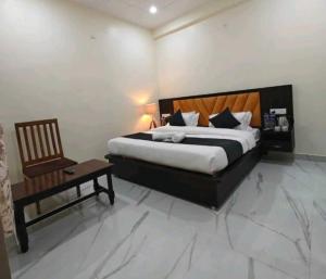 Posteľ alebo postele v izbe v ubytovaní Hotel Nandan - 800 Metres Away From Ram Mandir Ayodhaya