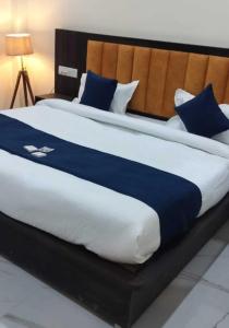 Posteľ alebo postele v izbe v ubytovaní Hotel Nandan - 800 Metres Away From Ram Mandir Ayodhaya