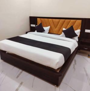 Posteľ alebo postele v izbe v ubytovaní Hotel Nandan - 800 Metres Away From Ram Mandir Ayodhaya
