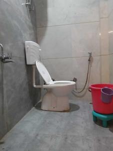 Kúpeľňa v ubytovaní Hotel Nandan - 800 Metres Away From Ram Mandir Ayodhaya