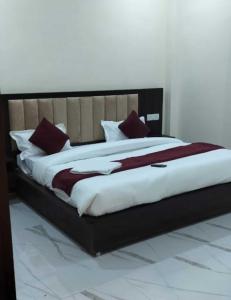 Posteľ alebo postele v izbe v ubytovaní Hotel Nandan - 800 Metres Away From Ram Mandir Ayodhaya