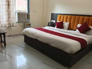 Posteľ alebo postele v izbe v ubytovaní Hotel Nandan - 800 Metres Away From Ram Mandir Ayodhaya