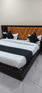 Posteľ alebo postele v izbe v ubytovaní Hotel Nandan - 800 Metres Away From Ram Mandir Ayodhaya