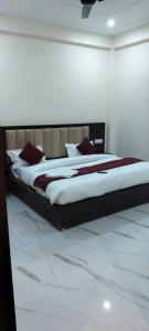 Posteľ alebo postele v izbe v ubytovaní Hotel Nandan - 800 Metres Away From Ram Mandir Ayodhaya