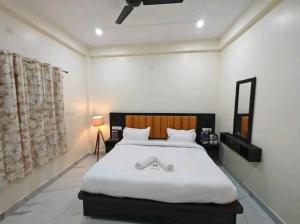 Posteľ alebo postele v izbe v ubytovaní Hotel Nandan - 800 Metres Away From Ram Mandir Ayodhaya