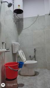 Kúpeľňa v ubytovaní Hotel Nandan - 800 Metres Away From Ram Mandir Ayodhaya