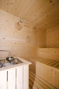 Gallery image of Najwyzej - domek z sauną w Gródku nad Dunajcem nad Jeziorem Rożnowskim in Gródek Nad Dunajcem