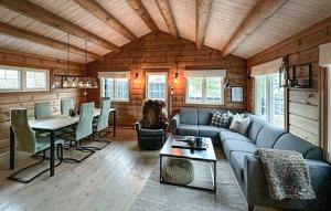 un soggiorno con un divano e un tavolo di 3 Bedroom Gorgeous Home In Bjorli a Bjorli