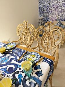 un comedor con una mesa con platos azules y blancos en Opera Dolce, en Carini