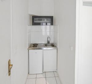una piccola cucina con lavello e microonde di Studio Centre Ville NANCY Wifi et Smart TV a Nancy