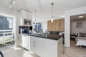 Kuchyň nebo kuchyňský kout v ubytování Cityview Condo with Pool and Workspace near Rogers Arena for 7