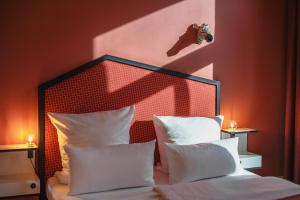 Cama ou camas em um quarto em The Circus Hostel
