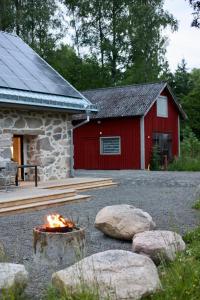 アルベスタにあるGåvetorps Gårdの赤納屋前火壇 +35枚の写真