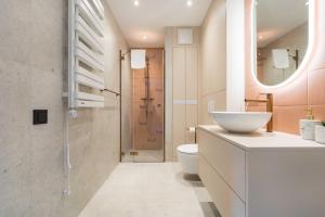 Kúpeľňa v ubytovaní Apartamenty Pod Gondolą - Mountain Resort Villa z sauną - Dream Apart + 37 fotografií