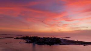 グライドゥにあるh78 Guraidhooの夕暮れ時の海岸の人々