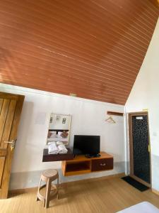 un soggiorno con soffitto in legno e tavolo di Fazadmauna a Sembalun Lawang