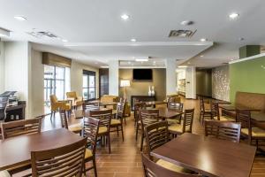 A restaurant or other place to eat at Sleep Inn & Suites Dayton